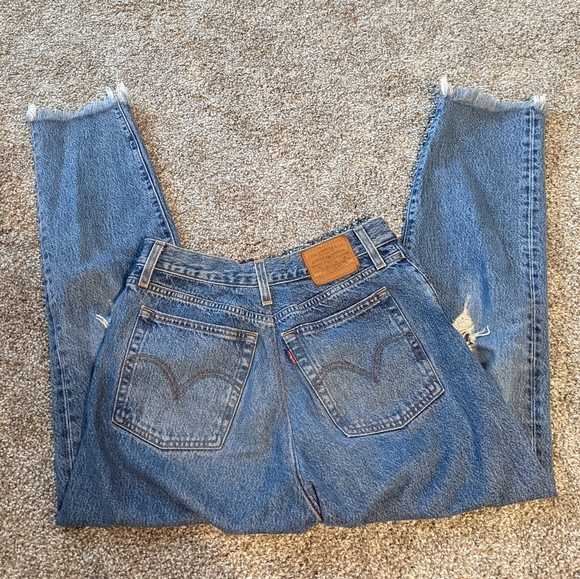 HR Distressed Levis - Picture 8 of 11